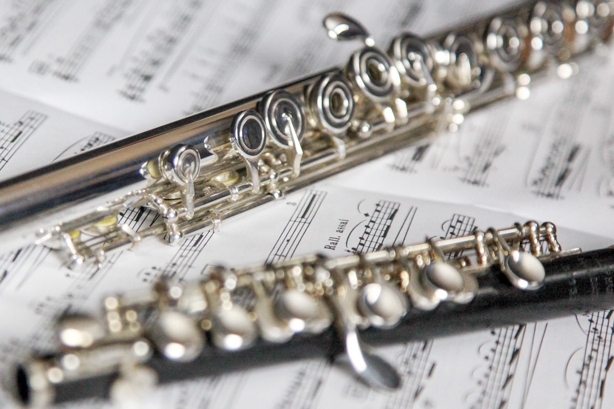 Piccolo-Flute-on-Music-close-up
